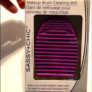 SASSY + CHIC MAKEUP BRUSH MITT